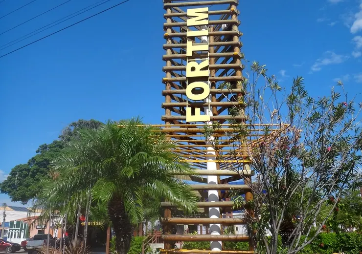 Marco da cidade e paisagismo da praça