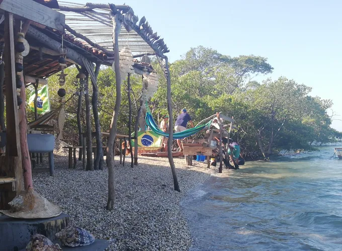 Estruturas rústicas e margem de conchas junto ao rio