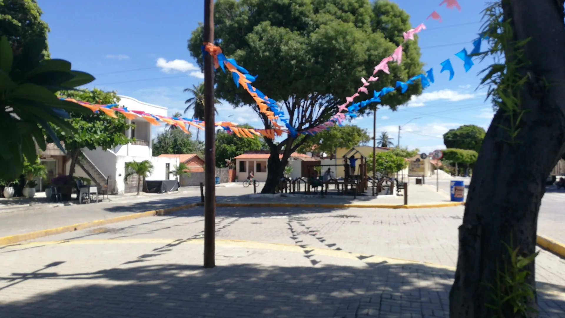 Outra vista da praça arborizada de Pontal de Maceió