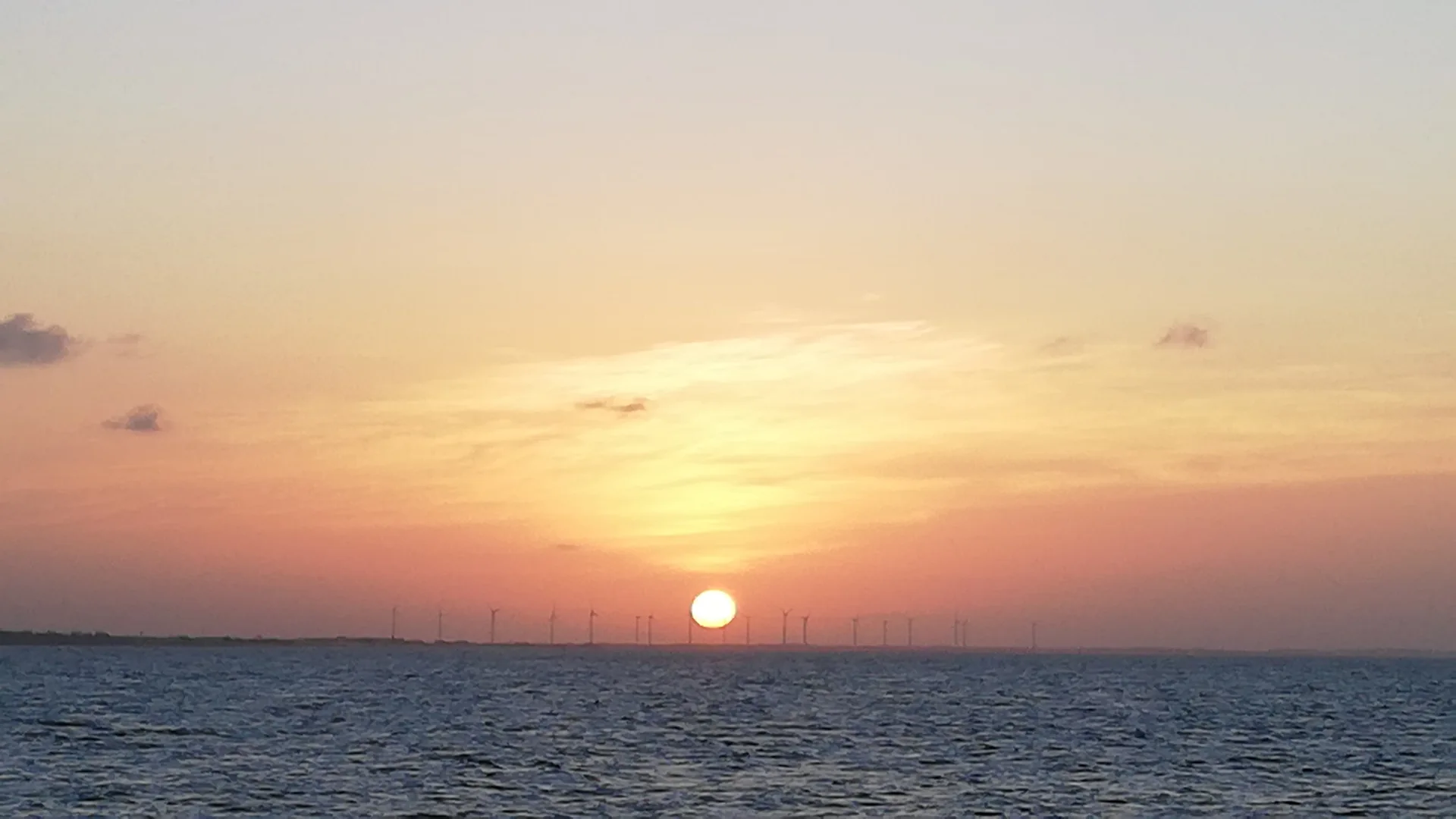 Sol se pondo sobre o mar no Pontal de Maceió