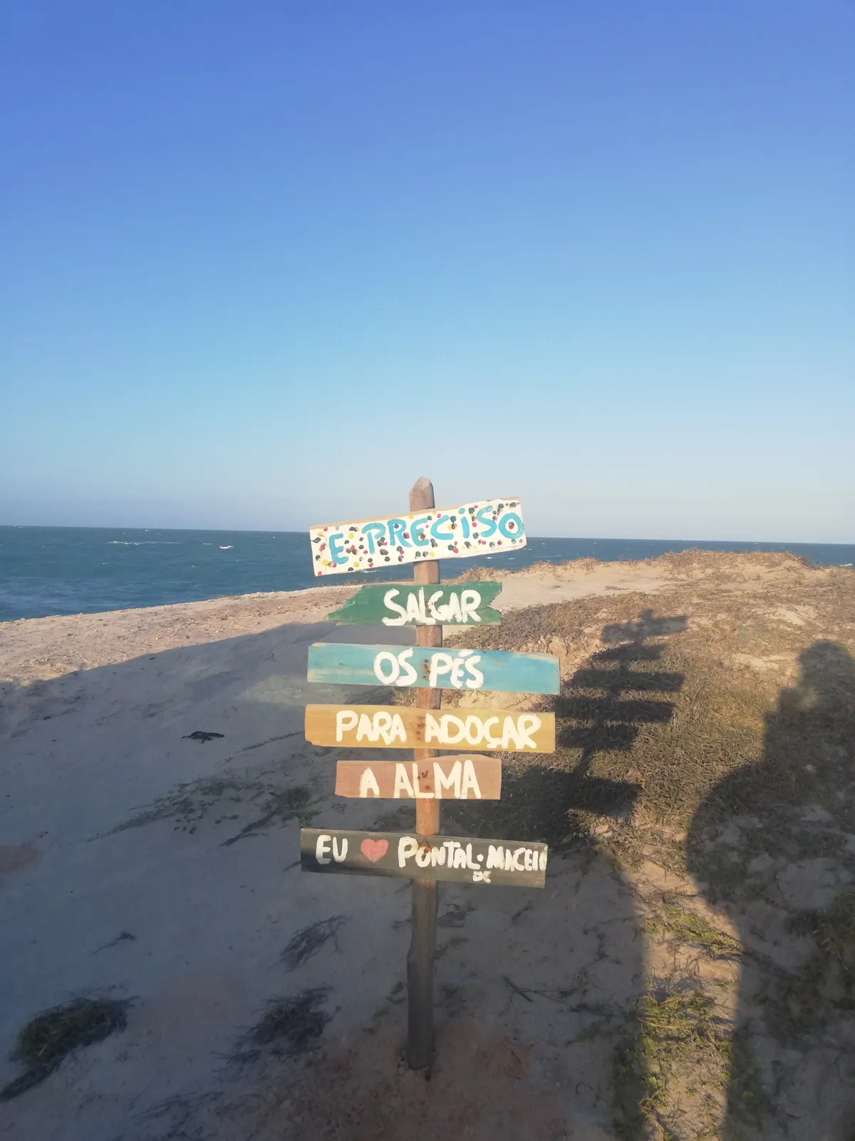 Placas coloridas no alto da falésia: Eu amo Pontal de Maceió