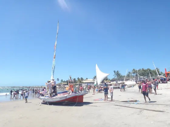 Jangada preparada na faixa de areia