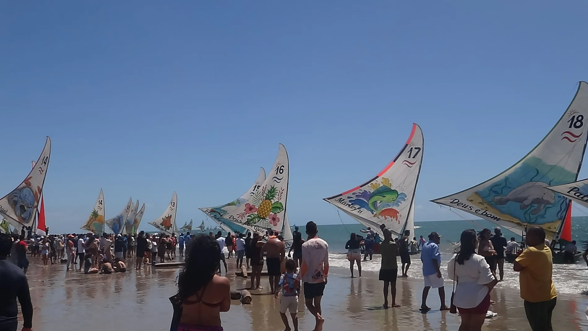 Velas pintadas e jangadas durante regata