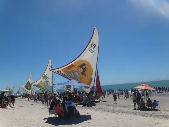 Embarcações e velas compondo a paisagem